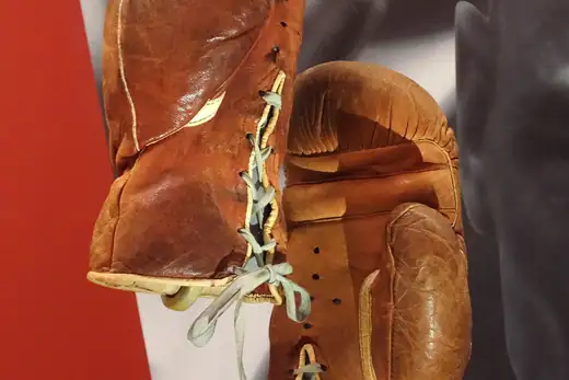 Zwei alte braune Lederboxhandschuhe mit heller Schnürung
