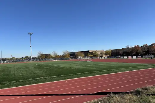 Weite Sportanlage mit Rundbahn und Rasenfläche