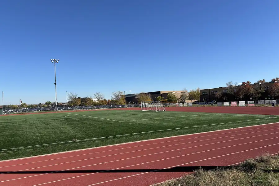 Weite Sportanlage mit Rundbahn und Rasenfläche