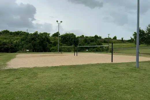 Sandfeld auf einer Wiese mit aufgespanntem Netz
