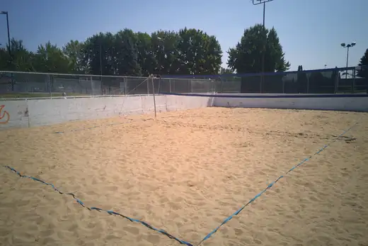 Sandfeld mit blauen Begrenzungslinien und aufgespanntem Netz